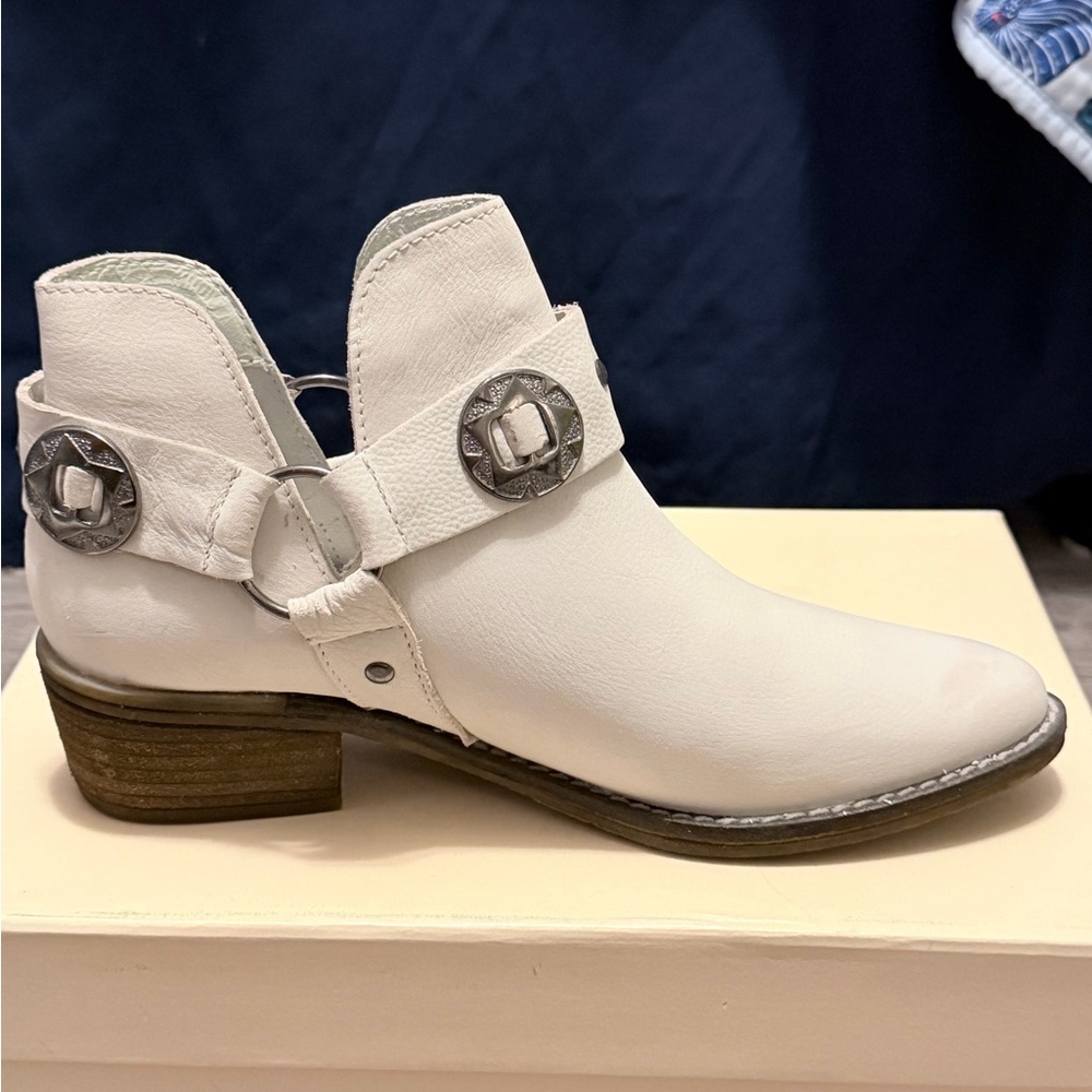 Chinese Laundry Austin White Buff Leather Western Ankle Boots Size 8 - Picture 8 of 10